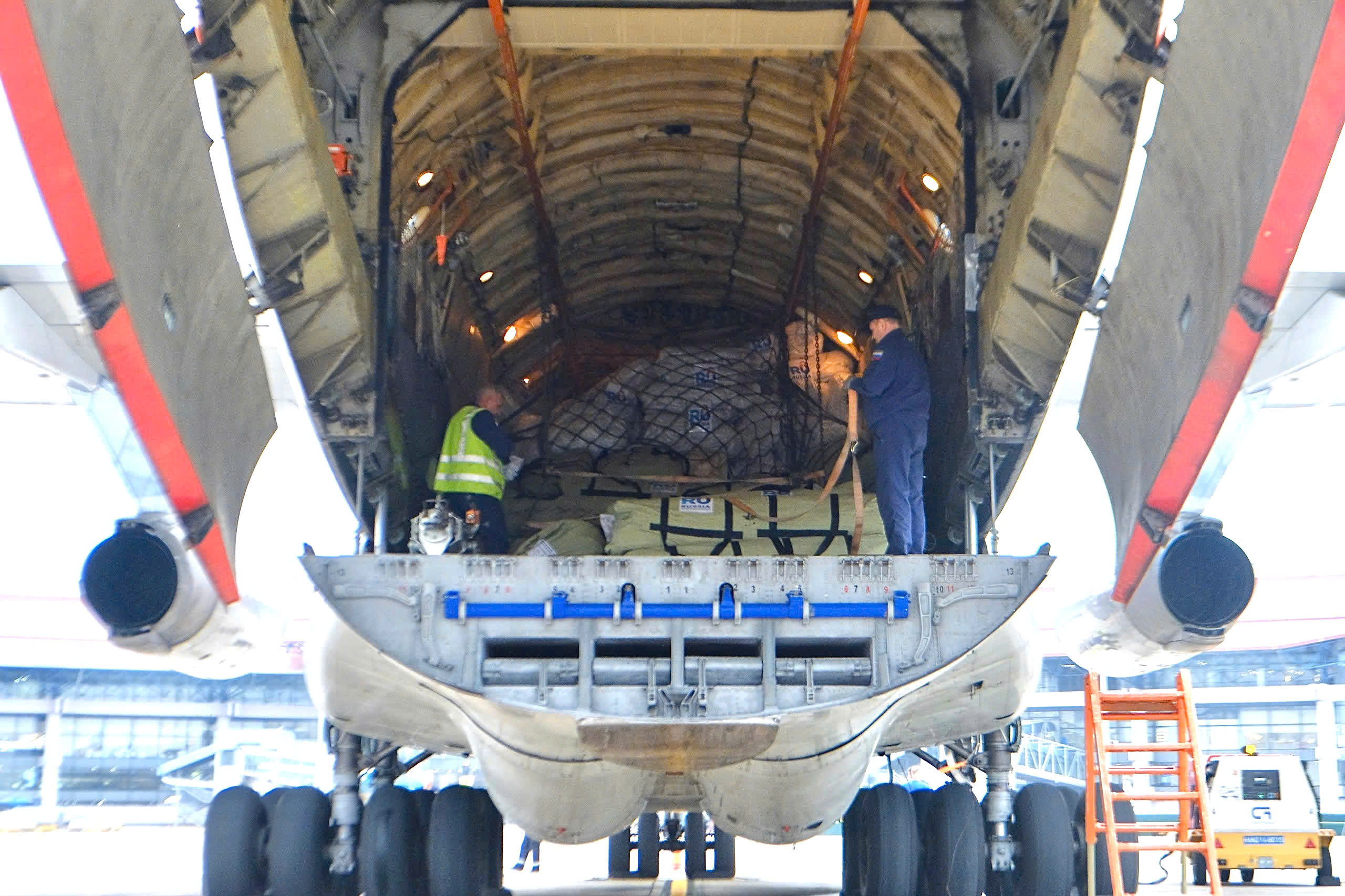 Dai su Lien bang Nga tai Viet Nam Gennady Bezdetko da trao so hang vien tro tren cho ong Nguyen Truong Son, Pho Cuc truong Cuc Quan ly de dieu va Phong, chong thien tai. Anh: Cuc Quan ly de dieu va Phong, chong thien tai