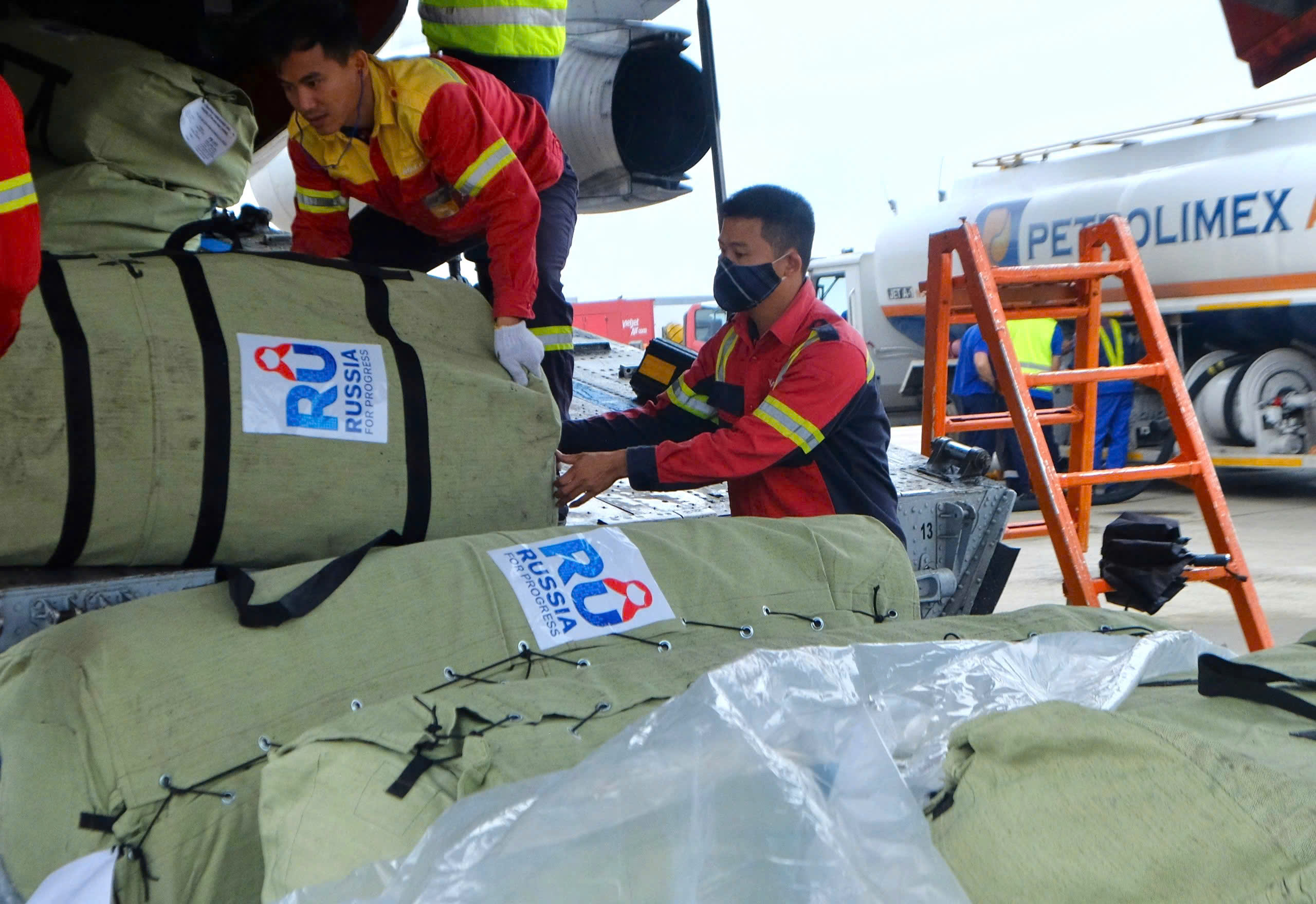 Dai su Lien bang Nga tai Viet Nam Gennady Bezdetko da trao so hang vien tro tren cho ong Nguyen Truong Son, Pho Cuc truong Cuc Quan ly de dieu va Phong, chong thien tai. Anh: Cuc Quan ly de dieu va Phong, chong thien tai
