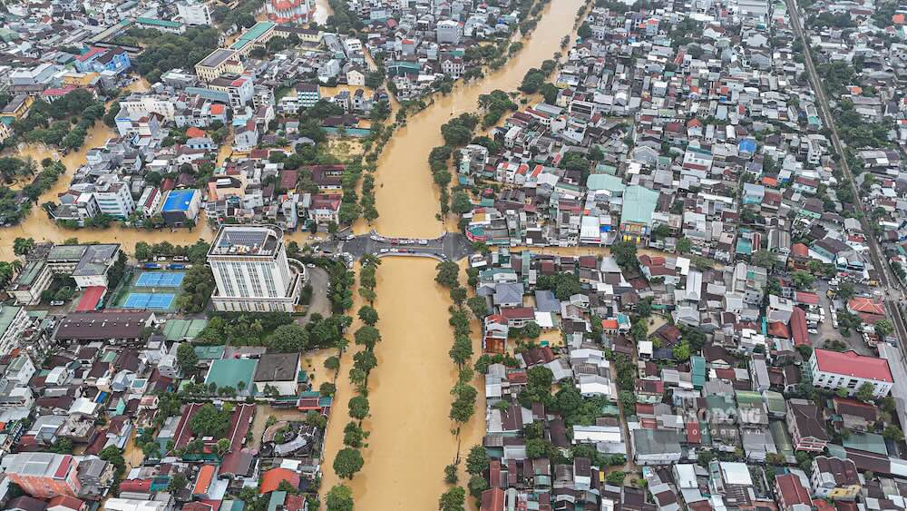 El pronostico del tiempo de fuertes lluvias sigue siendo complejo en la region central junto con el riesgo de inundaciones repentinas y deslizamientos de tierra... Foto: Nguyen Luan