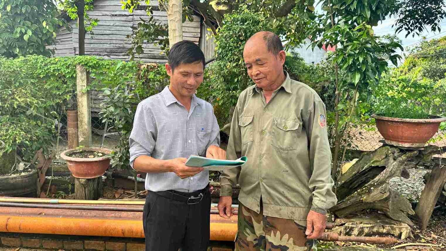 Officials and prestigious people in Ea Wer go to every alley, knocking on every door to propagate sustainable poverty reduction. Photo: Bao Lam