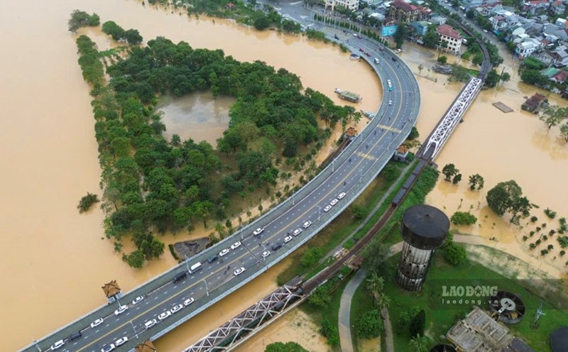 On the morning of October 30, the water level of the Huong River receded but remained high. Photo: Nguyen Luan.
