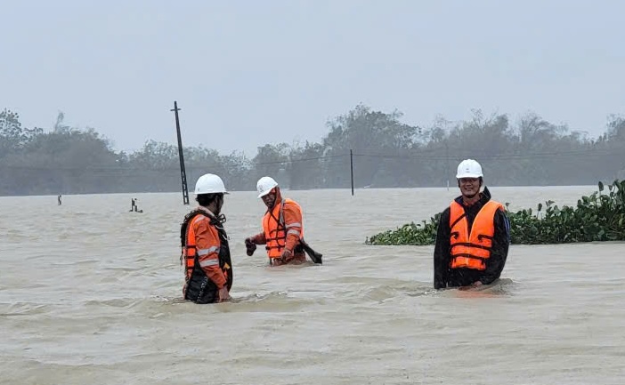 Cong nhan dien luc Hue loi lu khac phuc su co dam bao cap dien tro lai. Anh: N. Huyen.
