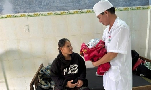 Quân y biên phòng hỗ trợ sản phụ sinh con ở trạm quân y. Ảnh: Biên phòng Quảng Trị