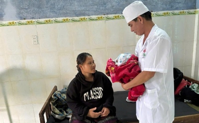 Border guards support pregnant mothers at military stations. Photo: Quang Tri Border Guard