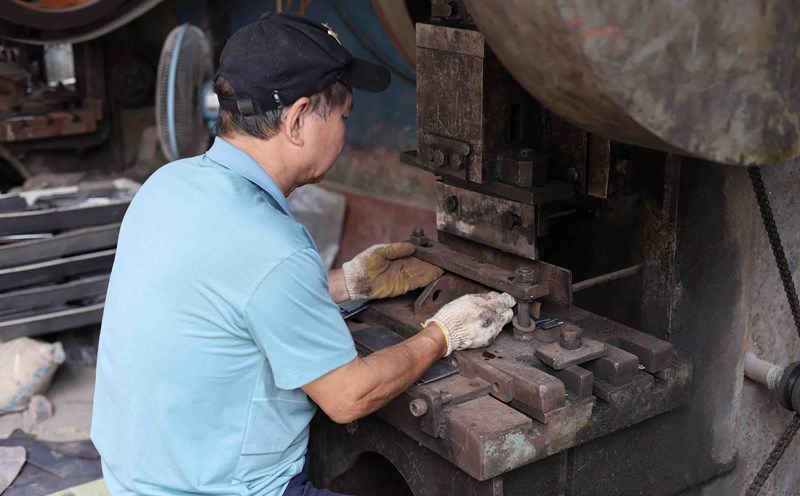 blacksmith Da Sy and the journey to preserve the fire of the ancestors