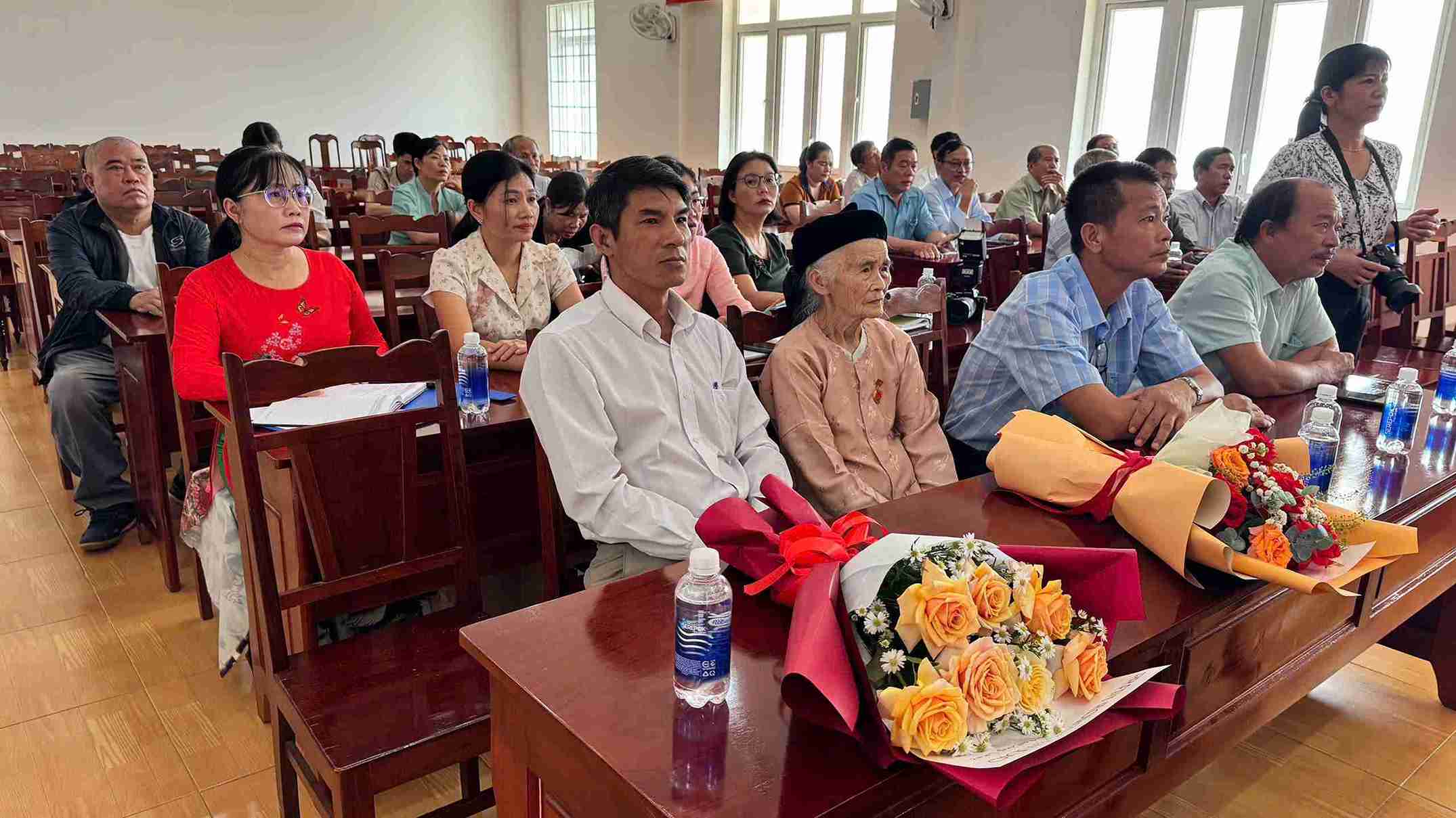 ca heo dat bo Khanh Hoa, ca heo chet Cam Ranh, lang Ong Nam Hai Khanh Hoa, ca Ong luy bo, phong tuc an tang ca Ong, ngu dan Nuoc Ngot Cam Ranh