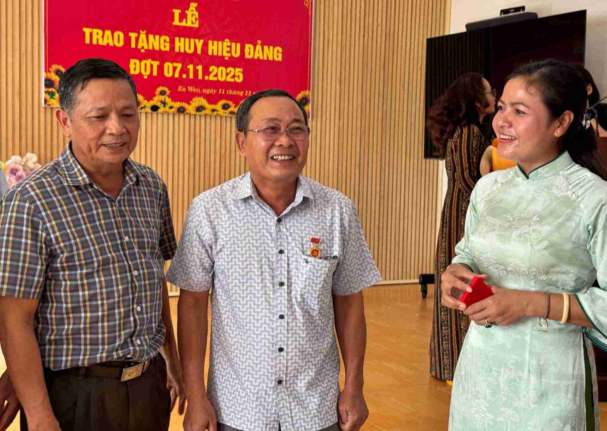 Prestigious people and village elders in Ea Wer commune have been contributing significantly to ensuring security and order in the locality. Photo: Phan Tuan