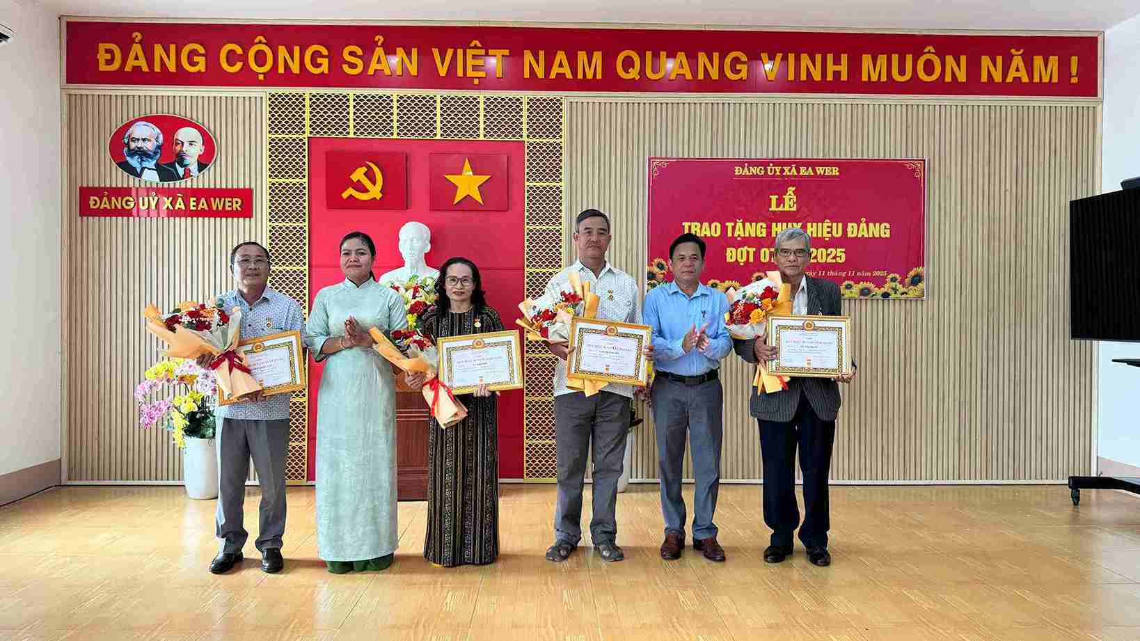 Trong thang 11.2025,  ong Nguyen Quoc Lap – nguoi uy tin o xa Ea Wer duoc Dang uy xa tang huy hieu 40 nam tuoi Dang. Anh: Bao Lam 