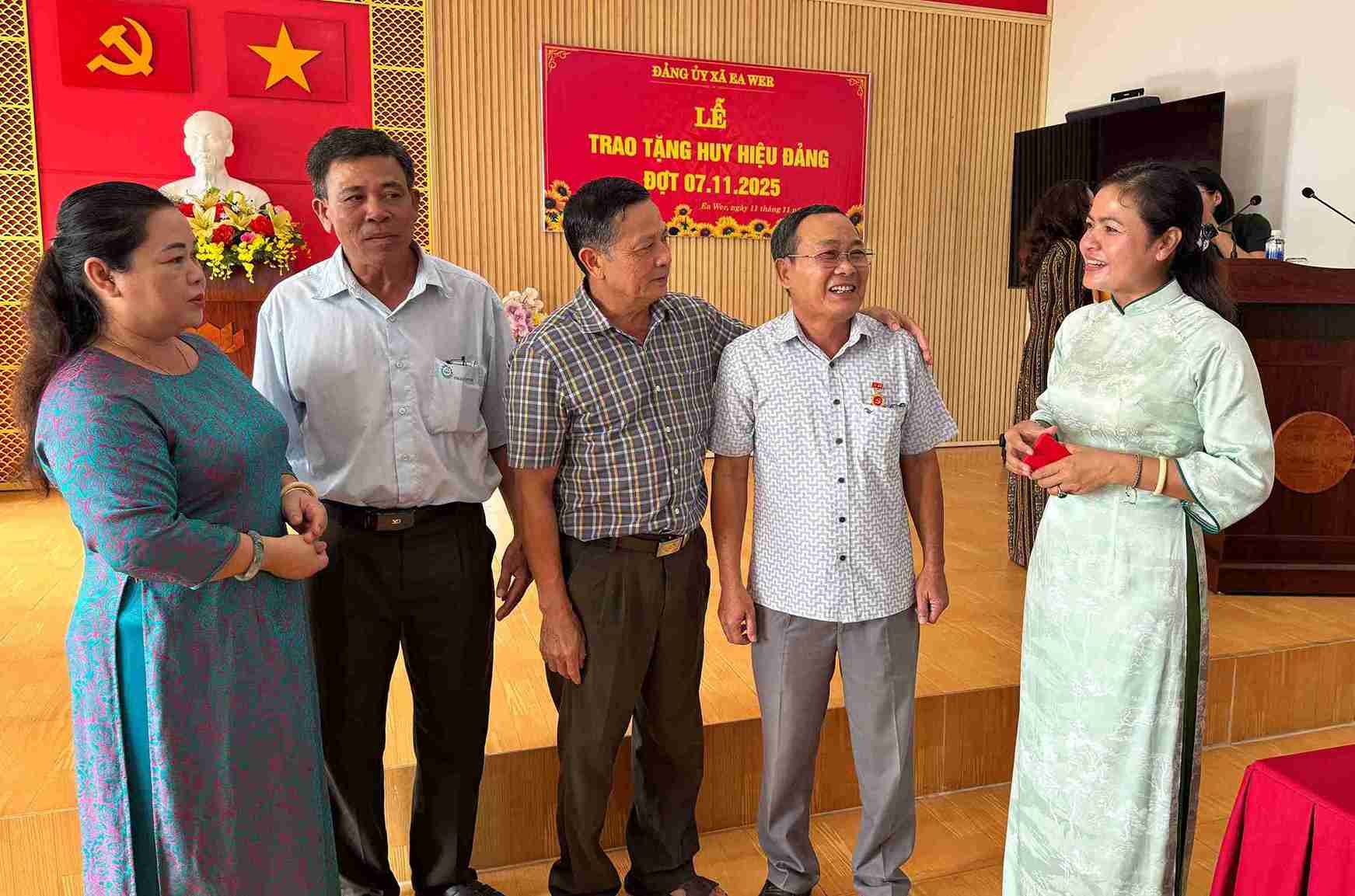 Trong thang 11.2025, ong Nguyen Quoc Lap – nguoi uy tin o xa Ea Wer duoc Dang uy xa tang huy hieu 40 nam tuoi Dang.  