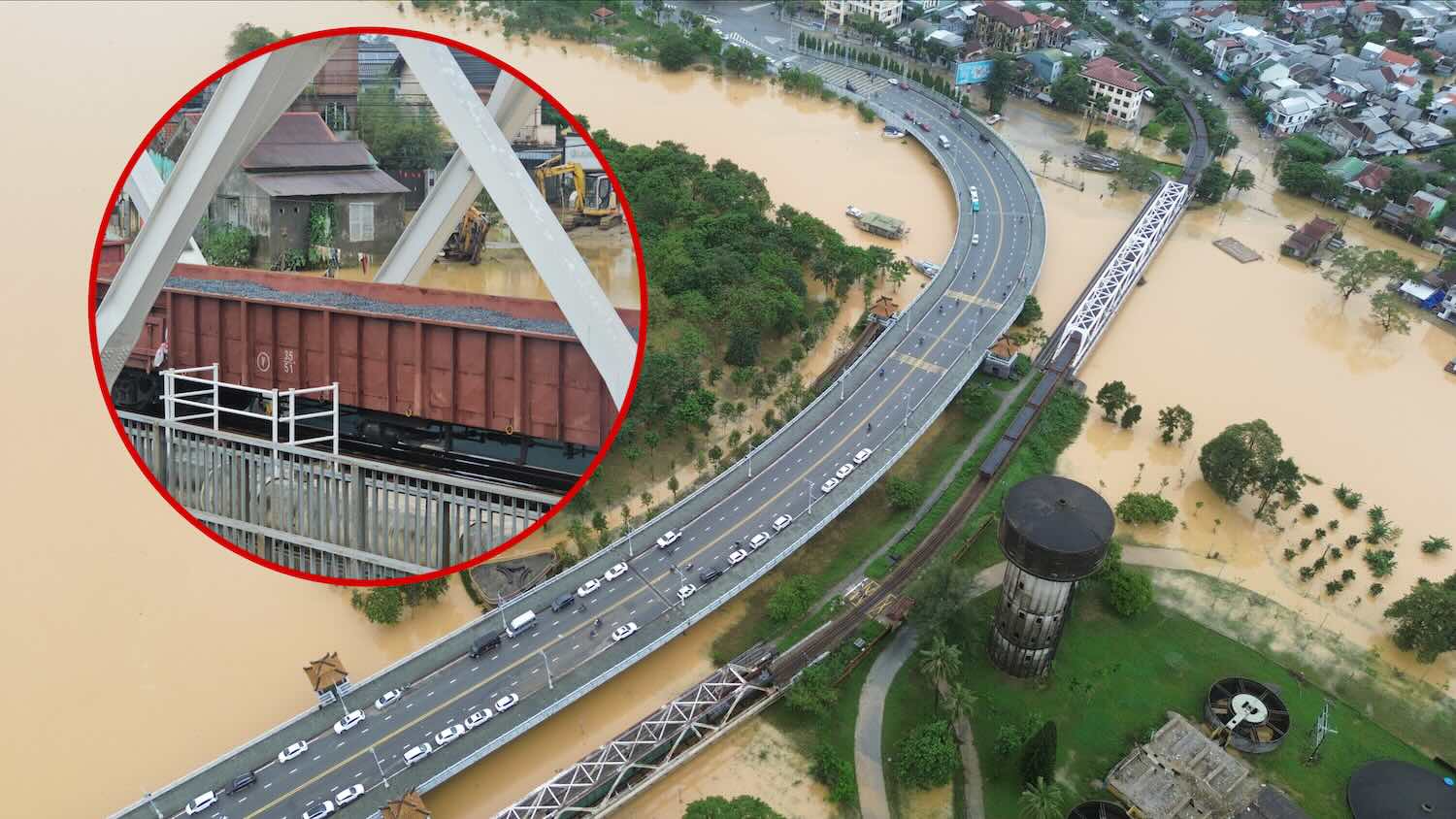 Two trains with more than 1,600 tons of cargo to prevent the Bach Ho railway bridge from drifting were withdrawn as the floodwaters on the Huong River gradually decreased. Photo: Nguyen Luan.