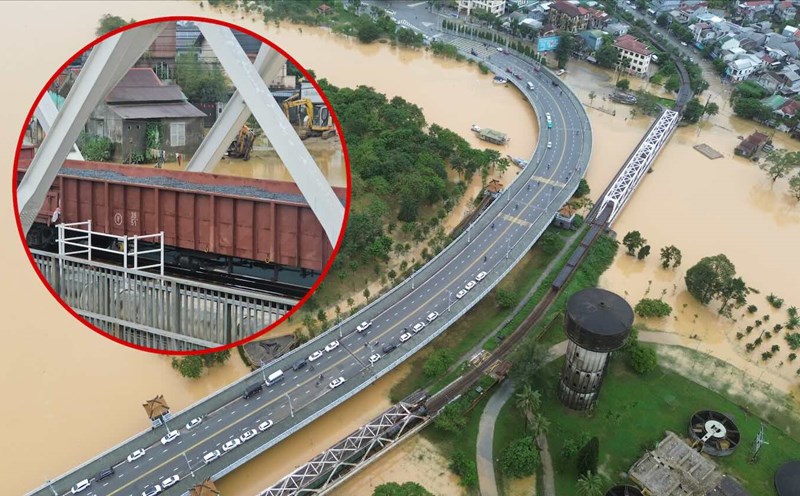 Two trains with more than 1,600 tons of cargo to prevent the Bach Ho railway bridge from drifting were withdrawn as the floodwaters on the Huong River gradually decreased. Photo: Nguyen Luan.