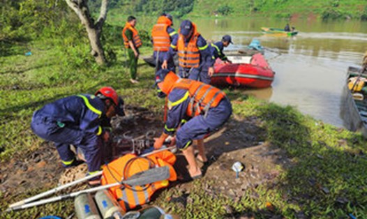 Lực lượng chức năng tổ chức tìm kiếm thi thể nạn nhân. Ảnh: Công an cung cấp