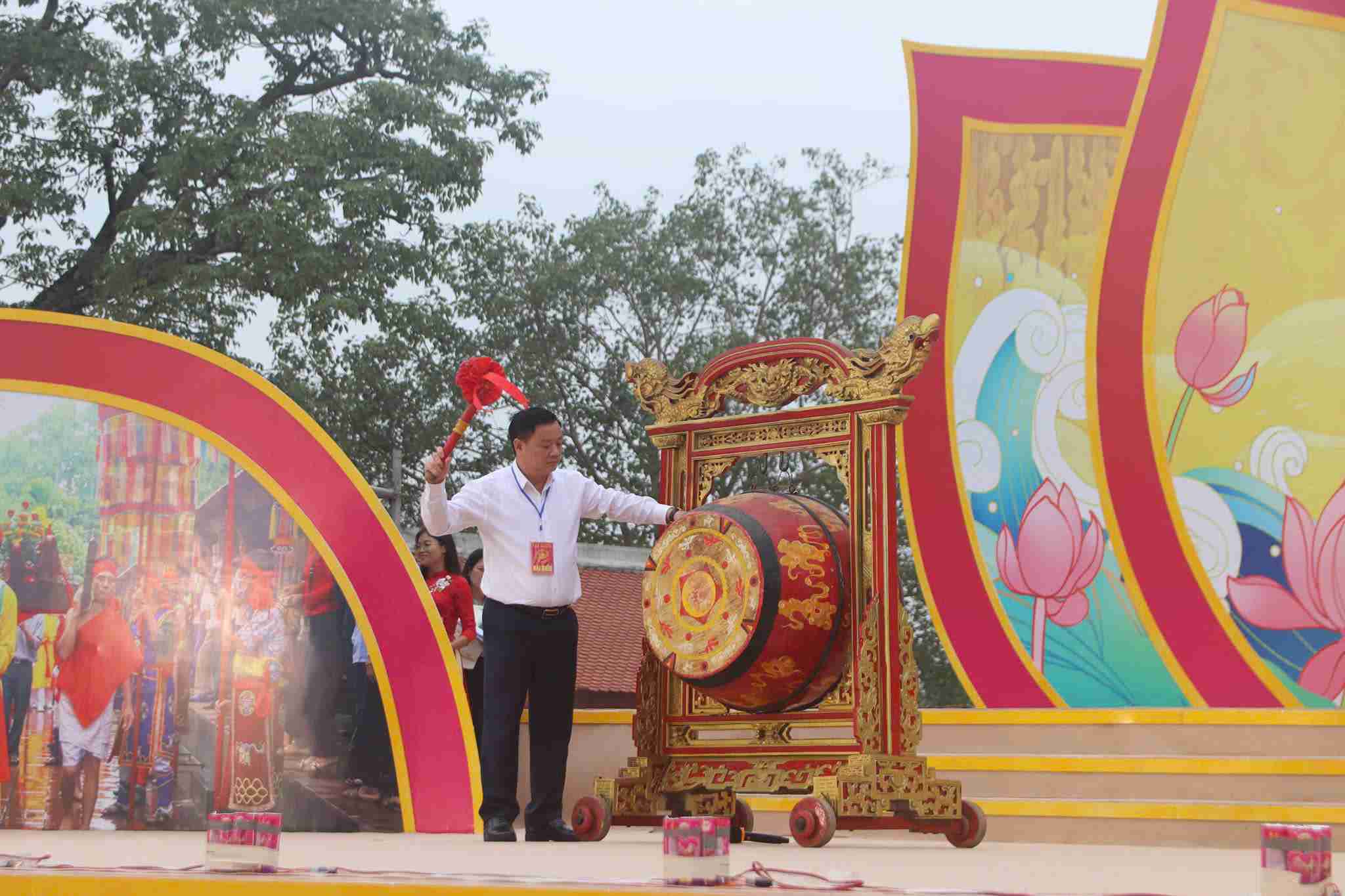 Chu tich UBND tinh Hung Yen danh trong khai hoi chua Keo mua thu 2025, mo dau chuoi hoat dong van hoa dac sac. Anh: Ban TTTT To dinh chua Keo