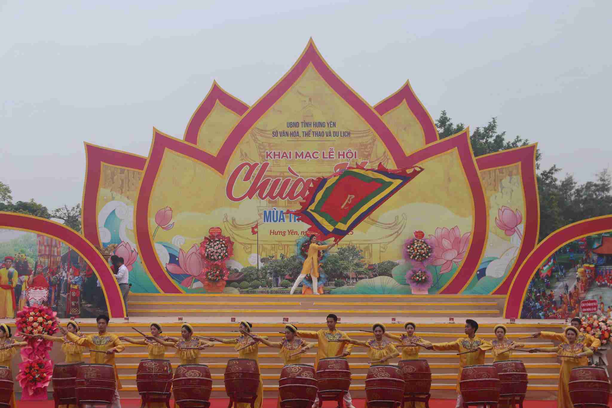 Los artistas interpretan el canto tradicional del tambor creando un ambiente solemne y animado en la ceremonia de apertura del festival. Foto: Comite TTTT Grupo de templos de Keo