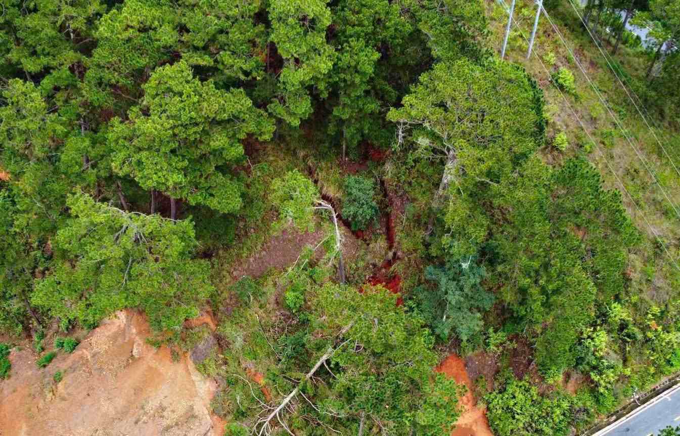 ラムドンのドゥラン峠に崩壊する危険がある丘には約60,000立方メートルの土と岩があると推定されています。写真: フック・カーン