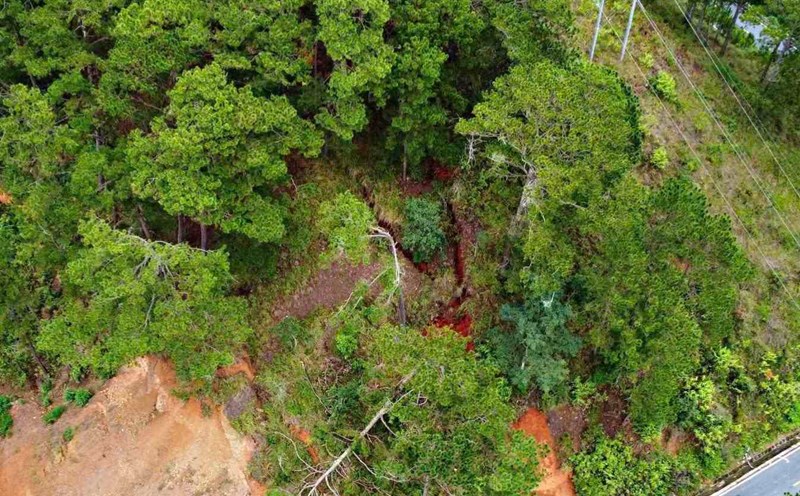 It is estimated that there are about 60,000 m3 of rock and soil on the hill at risk of collapsing into D'ran Pass in Lam Dong. Photo: Phuc Khanh
