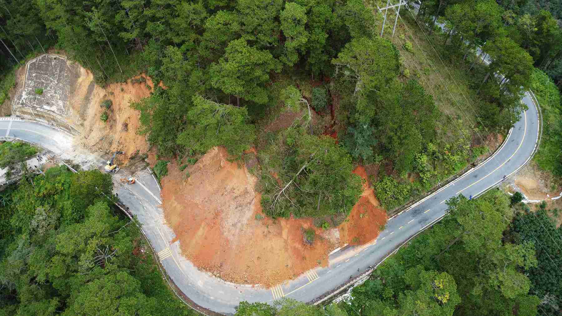 Toan canh qua doi co nguy co do sap xuong deo D'ran bat cu luc nao. Anh: Phuc Khanh 