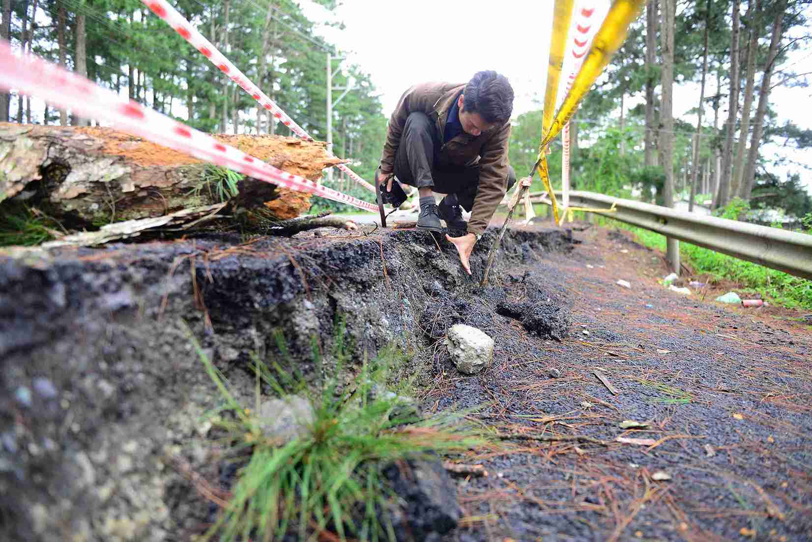 Nen duong tren deo D'ran khu vuc gan Cau Treo bi sut lun nghiem trong. Anh: Phuc Khanh