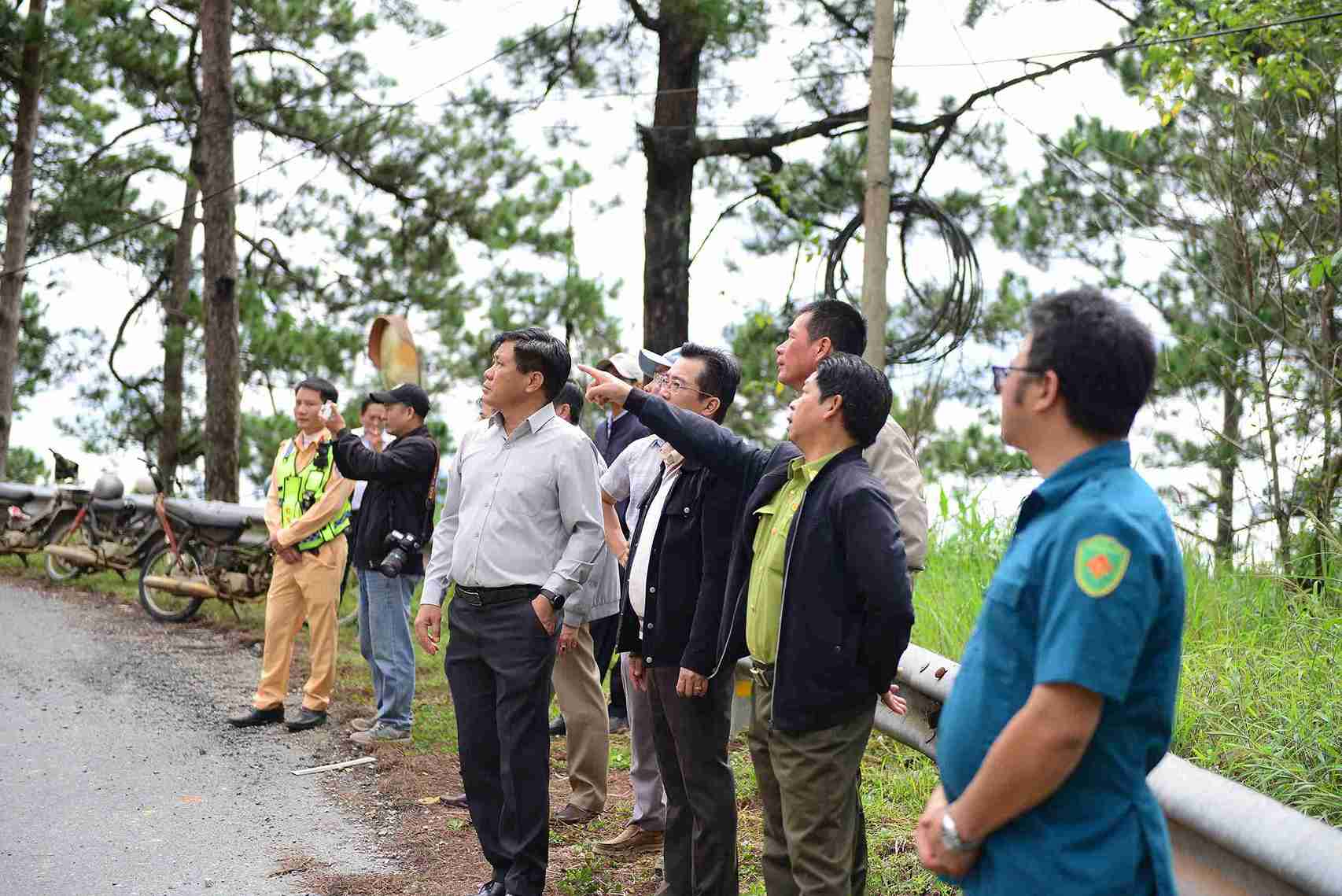 Co quan chuc nang tinh Lam Dong kiem tra, danh gia tinh hinh sat lo, sut lun tren deo D'ran. Anh: Phuc Khanh