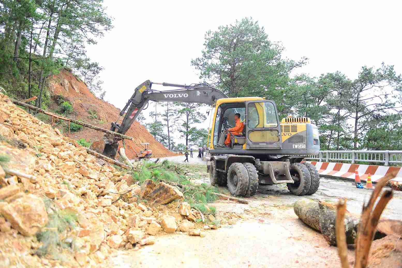 Sat lo, sut lun tren deo D'ran van dang dien bien phuc tap, kho luong. Anh: Phuc Khanh