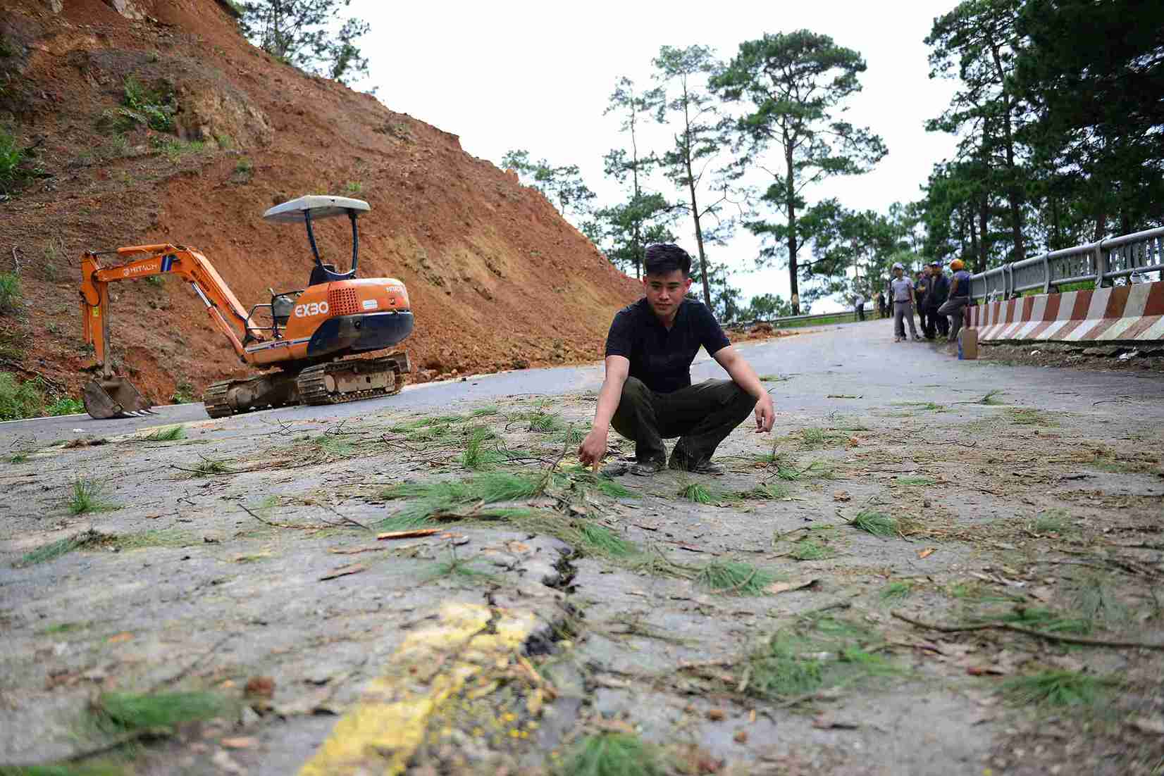 Mat duong tren deo D'ran xuat hien vet nut chay doc nguy hiem. Anh: Phuc Khanh
