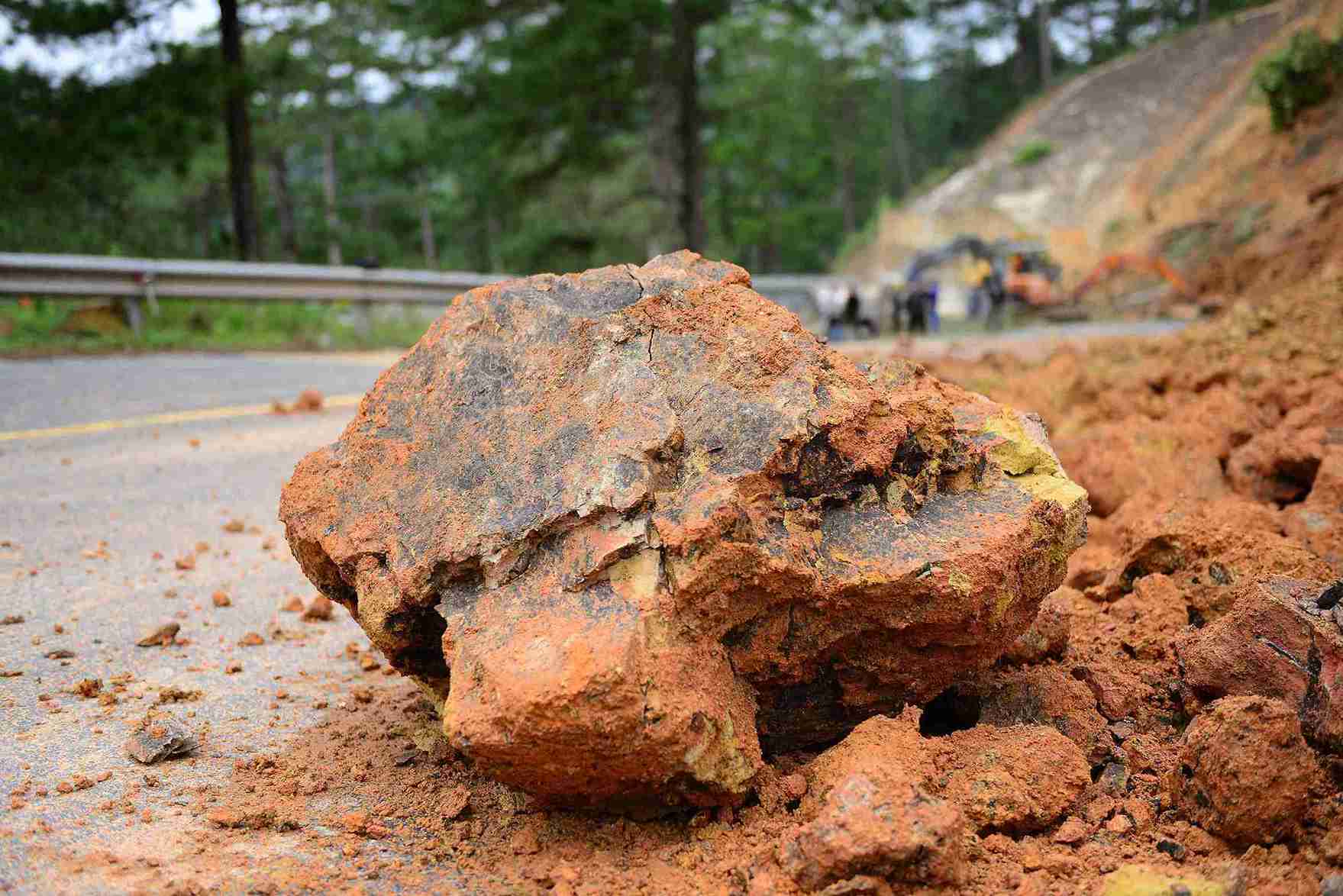 Dat da sat lo xuong duong deo D'ran. Anh: Phuc Khanh