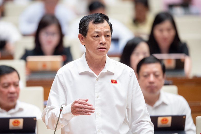 Delegate Nguyen Tri Thuc proposed that the Government urgently invest in and build a modern production line for fake legs and fake hands in line with world technology. Photo: Quochoi.vn