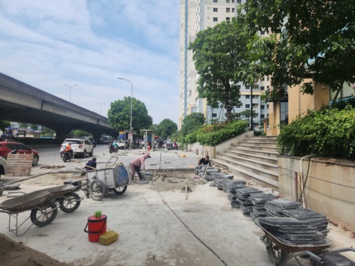 Thi cong khong co bien canh bao cong truong chi rao chan so sai. Anh: Minh Hanh 