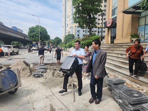 Thi cong lat via he khien viec di lai cua nguoi dan gap kho khan. Anh: Minh Hanh 