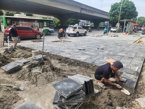 ハノイは歩道改修の季節を迎える。写真: ミン・ハン