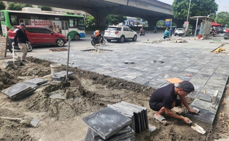 Hanoi enters the sidewalk renovation season. Photo: Minh Hanh