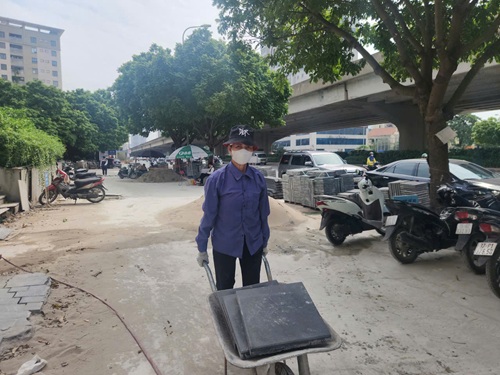 Chi cho biet nhieu doan vua lat xong nguoi dan di vao lai phai sua. Anh: Minh Hanh 