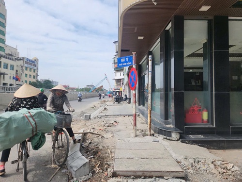 Thi cong khong rao chan, vat lieu roi vai ngon ngang. Anh: Minh Hanh 