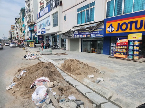 Vat lieu xay dung roi vai xuong long duong tiem an nguy co mat ATGT. Anh: Minh Hanh 