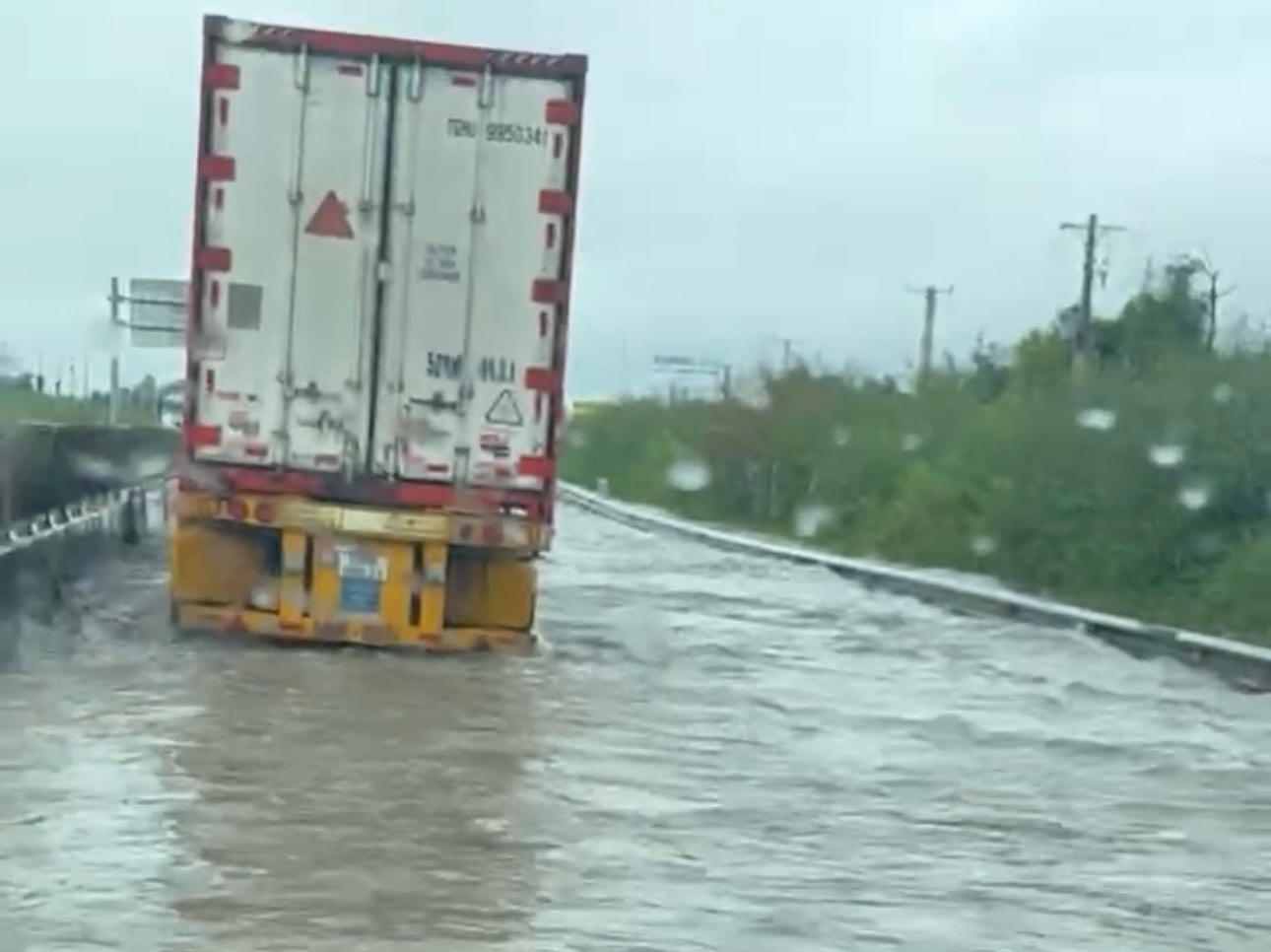 Nuoc ngap tren cao toc Vinh Hao - Phan Thiet. Anh: Pham Duy