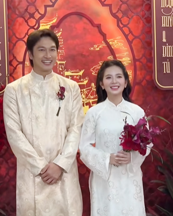 Cap doi Dinh Tu - Ngoc Huyen dien ao dai truyen thong trong le an hoi. Anh cat tu video (nguon: 7799 wedding)