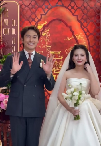 Cap doi thay trang phuc trong nghi thuc don dau. Anh cat tu video