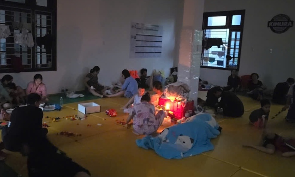 Nhieu nguoi dan duoc sac pin dien thoai de duy tri lien lac voi nguoi than va luc luong chuc nang khi can. Anh: H.Nhung.