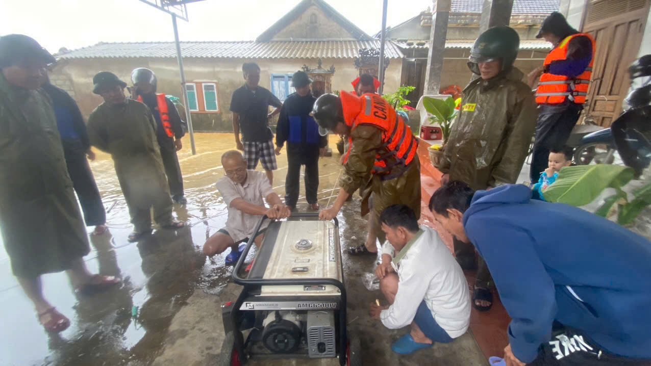 The police force deployed free charging stations to support people in flooded areas. Photo: H. Nhung.