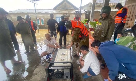 Lực lượng công an triển khai trạm sạc điện miễn phí hỗ trợ bà con vùng lũ. Ảnh: H. Nhung.