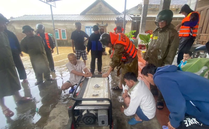 The police force deployed free charging stations to support people in flooded areas. Photo: H. Nhung.