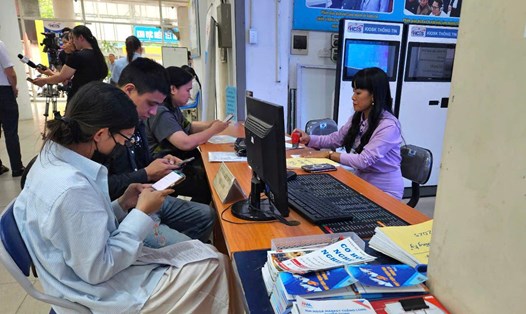 Lao động làm thủ tục hưởng bảo hiểm thất nghiệp tại Trung tâm Dịch vụ việc làm Hà Nội. Ảnh: Quỳnh Chi