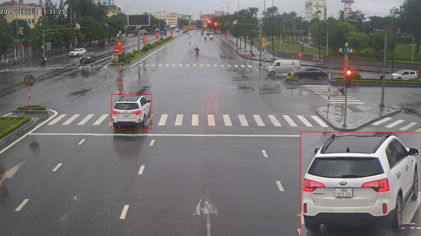 The owner was fined for running a red light in Hung Yen. Photo: Hung Yen Police