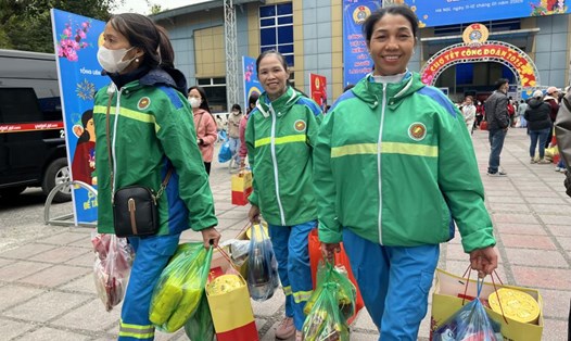 Các chị công nhân Công ty Cổ phần môi trường đô thị Sóc Sơn mua sắm Tết tại “Chợ Tết Công đoàn“ năm 2025. Ảnh: Kiều Vũ