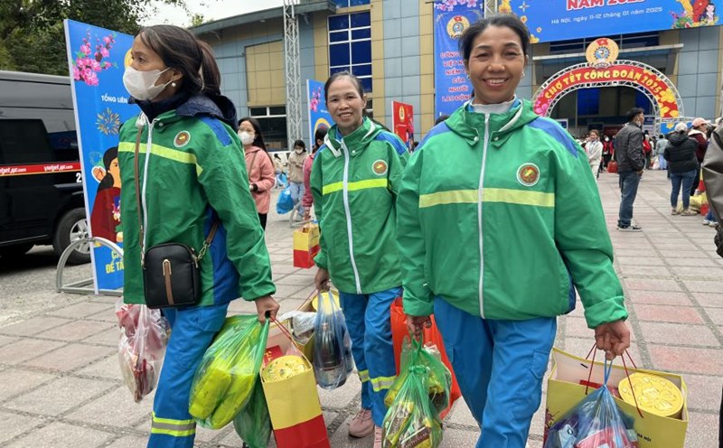 Workers of Soc Son Urban Environment Joint Stock Company shop for Tet at the "Union Tet Market" in 2025. Photo: Kieu Vu