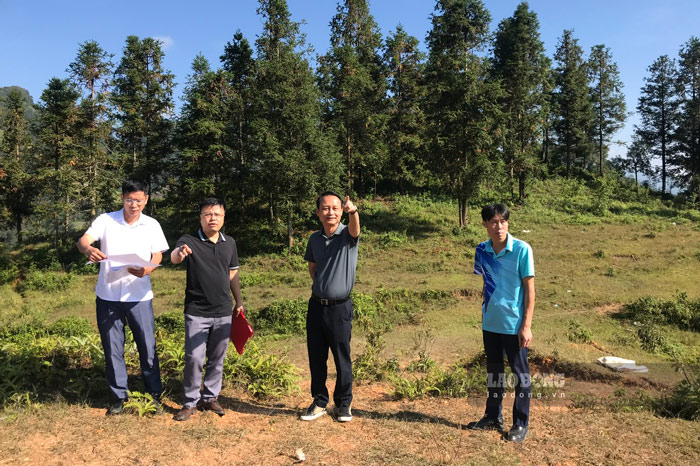 Lanh dao Ban Quan ly Du an dau tu xay dung tinh Lao Cai kiem tra vi tri xay truong noi tru tai xa Pha Long. Anh: Dinh Dai