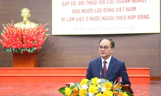 Thứ trưởng Bộ Nội vụ Vũ Chiến Thắng nêu rõ các khó khăn, vướng mắc của doanh nghiệp khi xin giấy phép đưa người lao động đi xuất khẩu lao động. Ảnh: Hương Nha