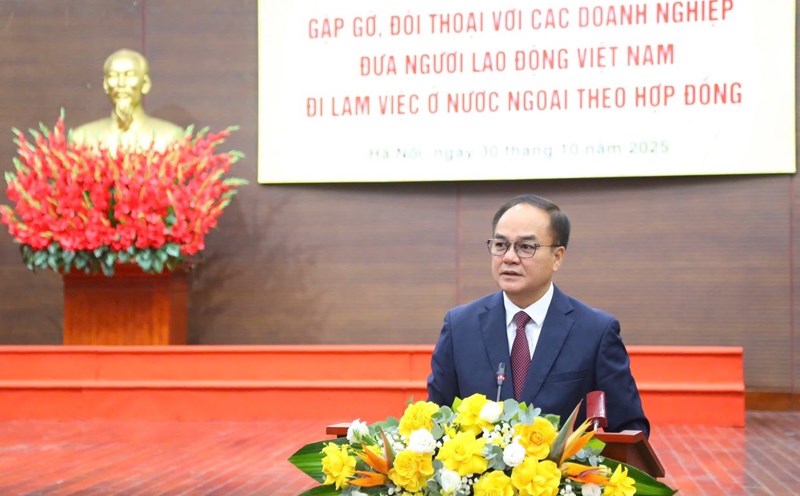Deputy Minister of Home Affairs Vu Chien Thang clearly stated the difficulties and problems of enterprises when applying for a license to send workers to work abroad. Photo: Huong Nha