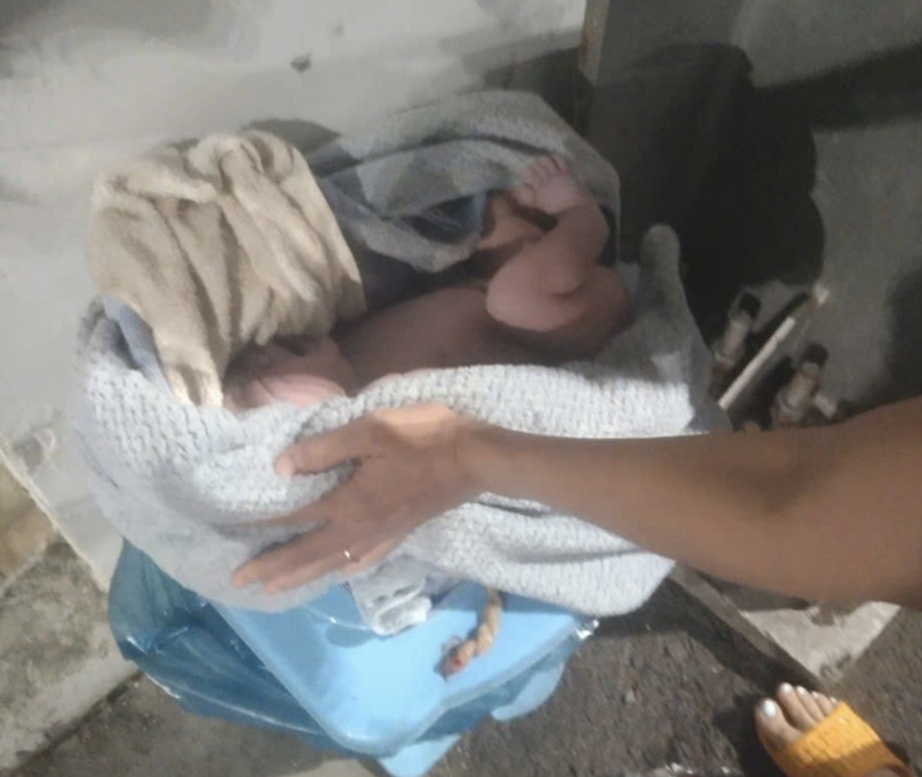 나트랑 땀찌 종합병원 마당에서 탯줄이 그대로 붙어 버려진 신생아 1명 발견. 사진: 병원 제공