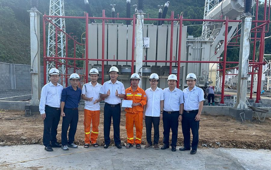 Lanh dao EVNNPT, Cong doan EVNNPT tang qua dong vien cac don vi trong qua trinh thi cong nuoc rut du an